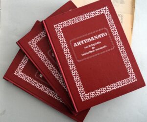 ARTESANATO ENCICLOPÉDIA DE TRABALHOS  MANUAIS - 3 VOLUMES