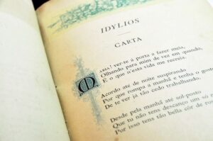 CAMPO DE FLORES - POESIAS LYRICAS COMPLETAS - EDIÇÃO AUTÊNTICA E DEFINITIVA - COORDENADA POR THEOFILO BRAGA - MDCCCXCIII (1893) - COM DEDICATÓRIA DO AUTOR