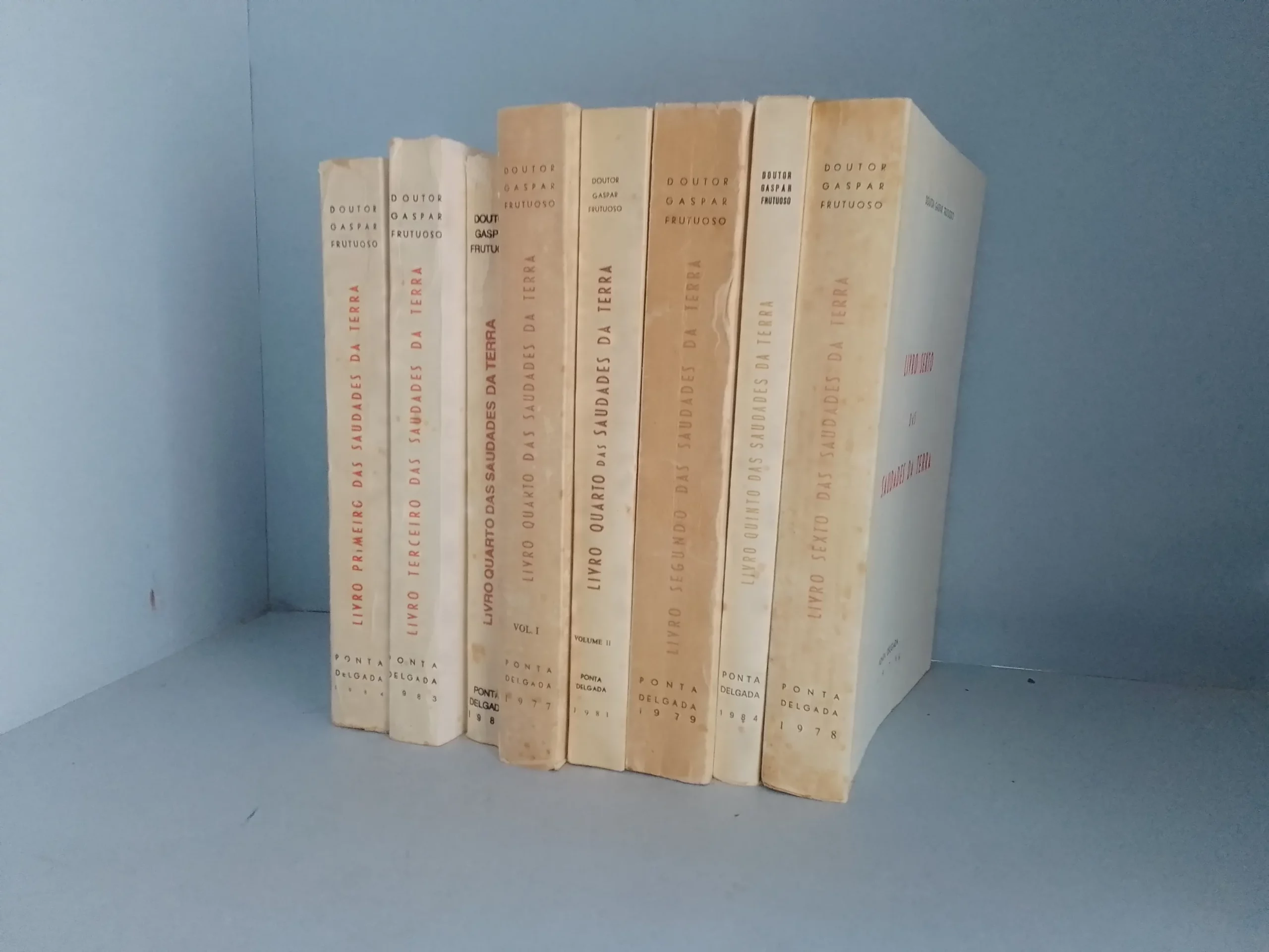 LIVRO PRIMEIRO AO LIVRO SEXTO ( COM 2 VOLUMES NO LIVRO QUARTO E FALTA DO LIVRO QUINTO ) DAS SAUDADES DA TERRA - DOUTOR GASPAR FRUTUOSO - PONTA DELGADA 1966 - A LEVANTAR NA LOJA