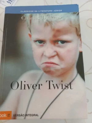 CLÁSSICOS DA LITERATURA JÚNIOR - OLIVER TWIST - CHARLES DICKENS  - BOOK IT
